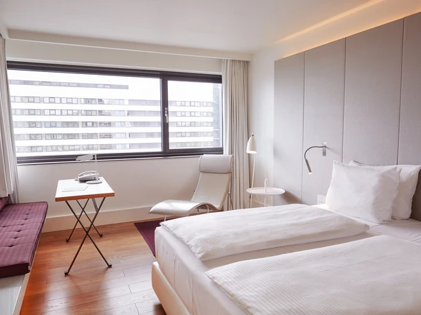 Scandic Frankfurt Museumsufer - Hotelzimmer Helles Hotelzimmer mit modernen Möbeln im skandinavischen Stil.