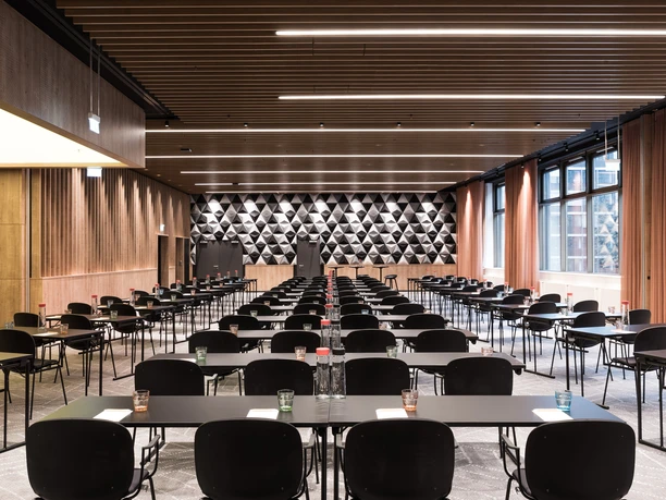 Scandic Frankfurt Museumsufer - Tagungsraum Moderner Tagungsraum mit parlamentarischer Bestuhlung und bodentiefen Fenstern.