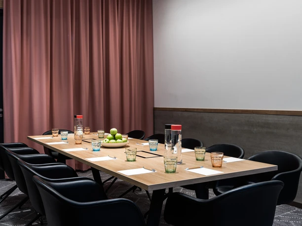 Scandic Frankfurt Museumsufer - Boardroom Kleiner Tagungsraum mit Blockbestuhlung.