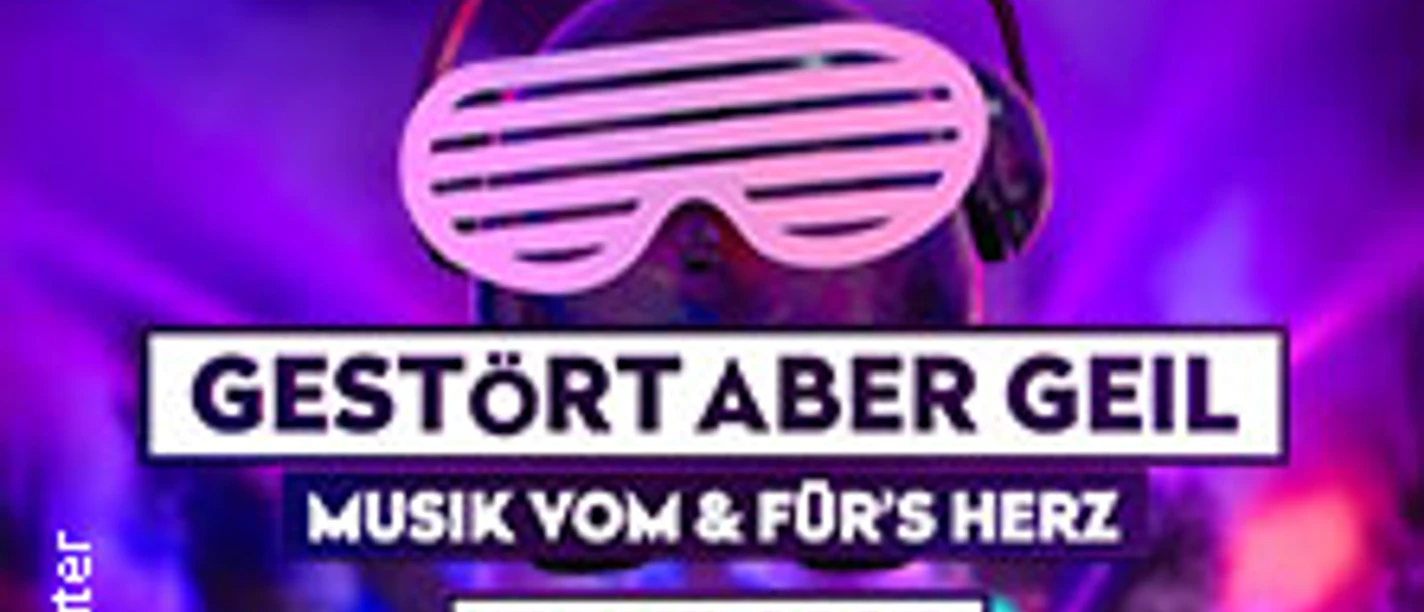 Bunt beleuchtete Bühne mit dem Logo der Tour "Gestört aber GeiL" und tanzenden Menschen.