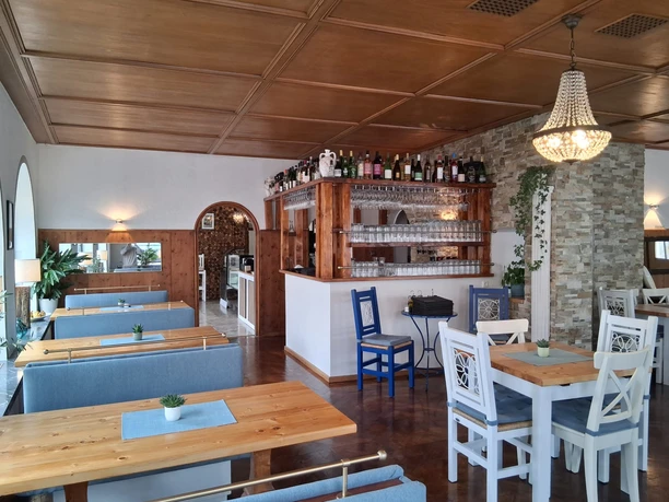 Wanninger_Bild 3_innen Blick Richtung Theke.jpeg