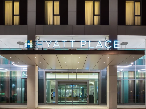 Hyatt Place Frankfurt Airport - Aussenansicht Beleuchteter Haupteingang des Hotels.