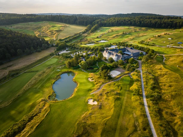 Golfplatz Luftansicht mit Hotel