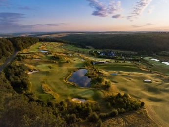 Golfplatz in der Dämmerung