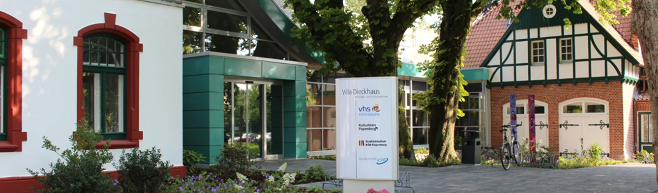 69_-_Papenburg-02.jpg Eingangsbereich der Villa Dieckhaus in Papenburg mit Garten, altem Fachwerkhaus und modernen Anbauten