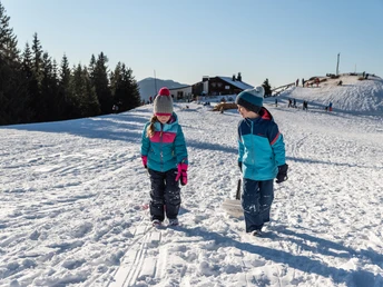 Rodeln am Hörnle Bad Kohlgrub, Hörnle Hütte im Hintergrund