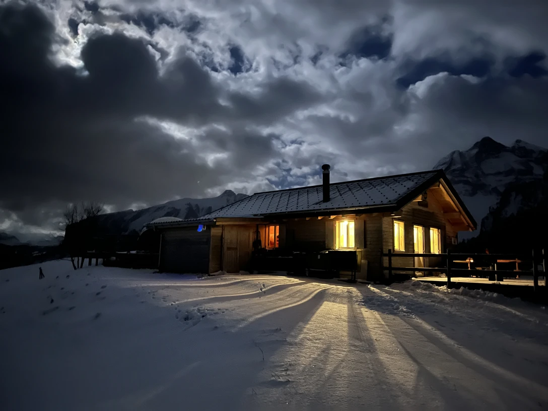 Alpstubli im Mondschein / Bild: honigberg.ch