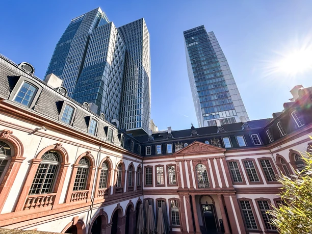 PALAIS FRANKFURT - Aussenansicht Historisches Gebäude vor gläsernen Hochhäusern.