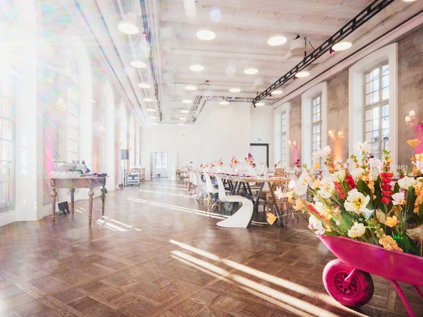 PALAIS FRANKFURT - Historic Hall Historic hall with floor-to-ceiling windows and colourful floral decorations.