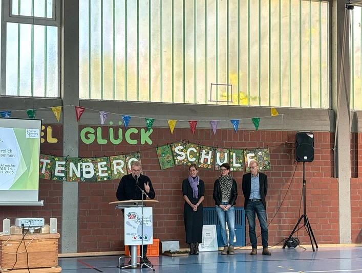 Begeistert vom Engagement als Naturpark-Schule dankten die Gäste den Schülern und dem Schulteam..jpg