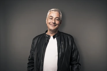 Ingo Oschmann vor grauem Hintergrund