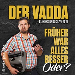 Clemens Brock posiert mit Schreibmaschine und Mikrofon vor gelbem Schriftzug auf dunklem Hintergrund.