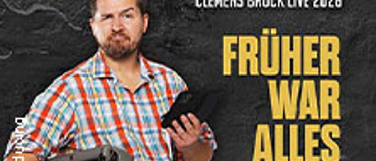 Clemens Brock posiert mit Schreibmaschine und Mikrofon vor gelbem Schriftzug auf dunklem Hintergrund.