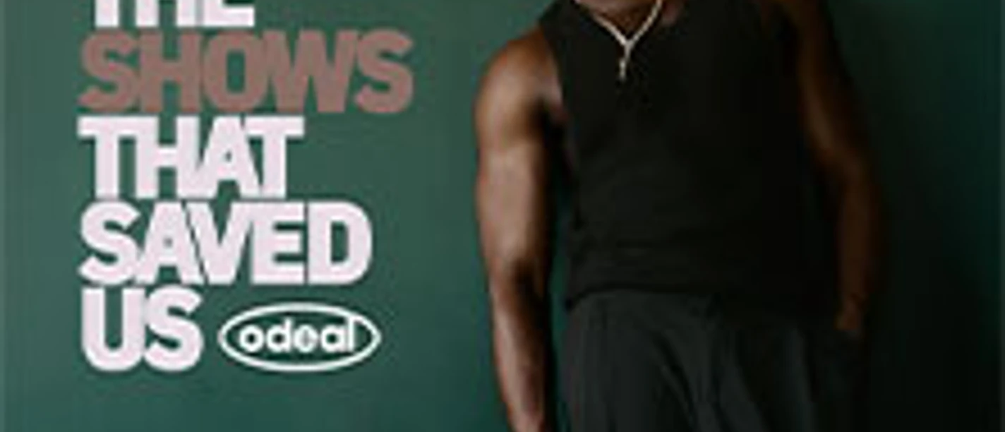 Odeal lehnt an einer grünen Wand, trägt ein schwarzes Outfit, neben ihm der Tour-Titel.