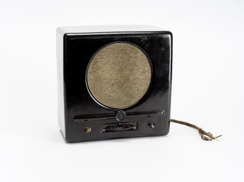 03_Radiogerät_Deutscher Kleinempfänger_Foto Esther Hoyer.jpg