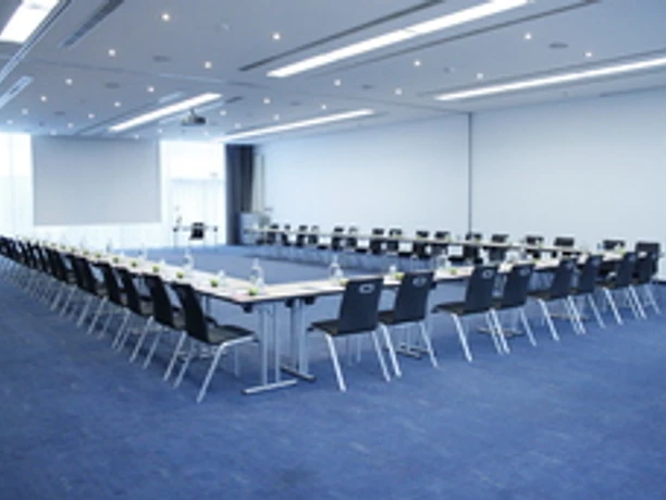 Intercity Hotel Frankfurt Airport - Conference room Meeting room with U-table and blue carpet.