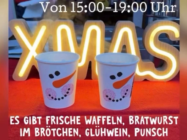 Adventsmarkt Kaffeküche Plakat zum Adventsmarkt mit beleuchtetem XMAS-Schriftzug und zwei Bechern mit Schneemannmotiv.