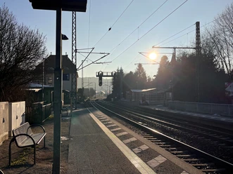 Bahnhof Wehlen Bahnsteig mit Gleisen, Bäume und Sonne.