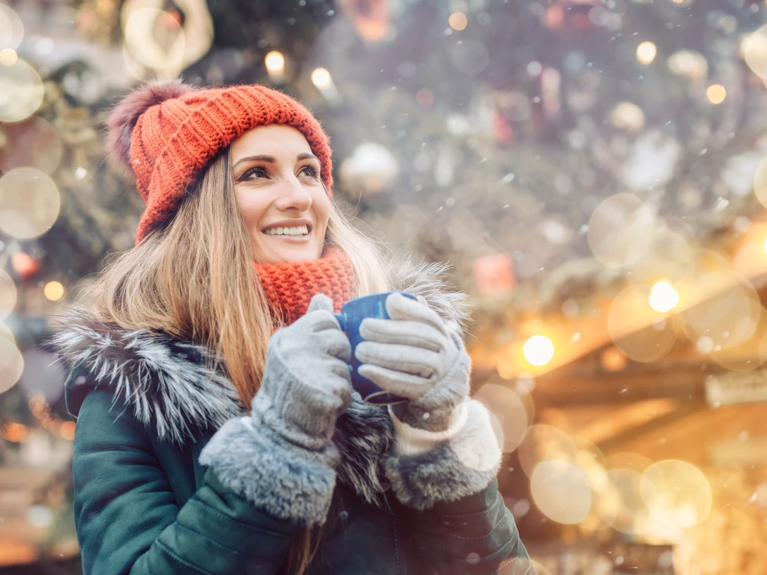 Glühwein trinken auf dem Weihnachtsmarkt Glühwein trinken auf dem Weihnachtsmarkt