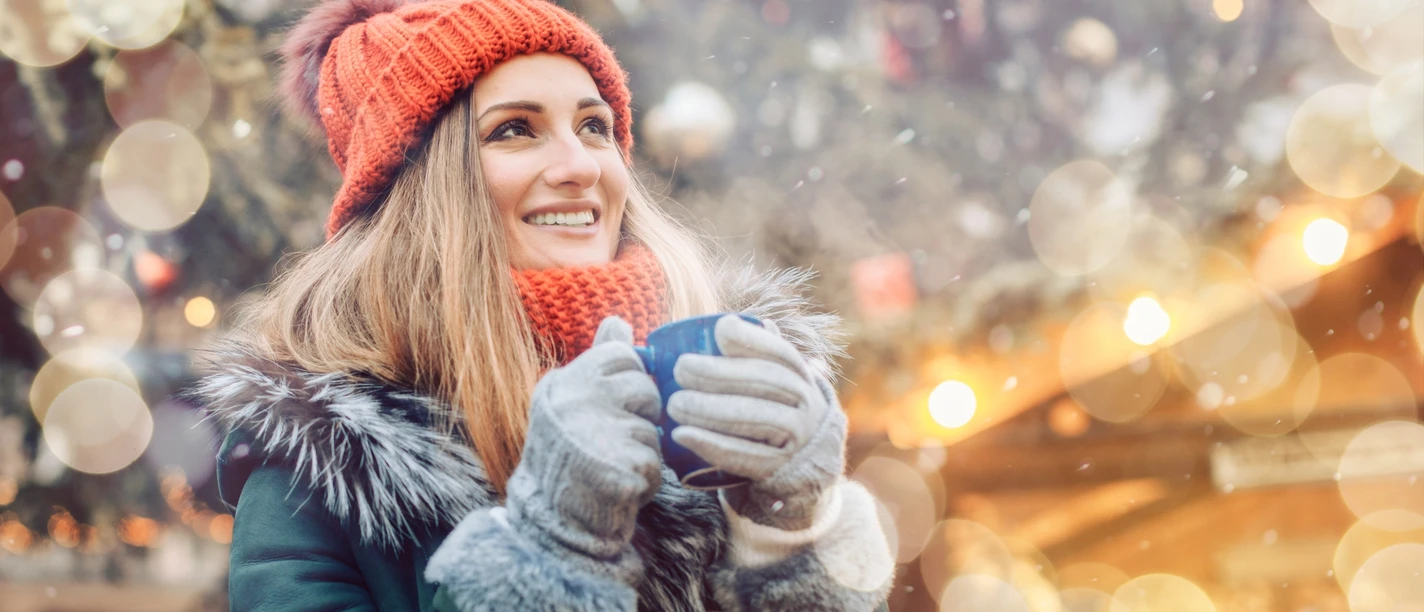 Glühwein trinken auf dem Weihnachtsmarkt Glühwein trinken auf dem Weihnachtsmarkt