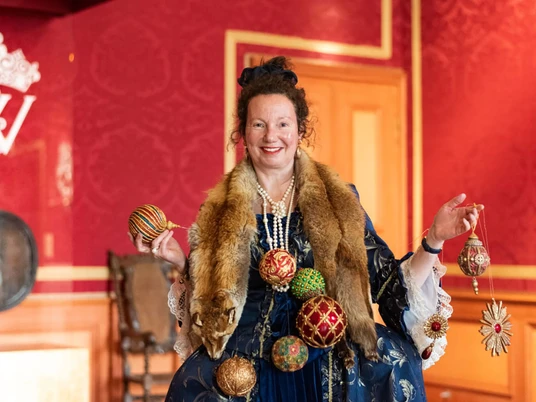 Barocke Weihnacht im Celler Schloss – festliche Kostümführung Gästeführerin in barockem Kleid im Celler Schloss zur Weihnachtsführung