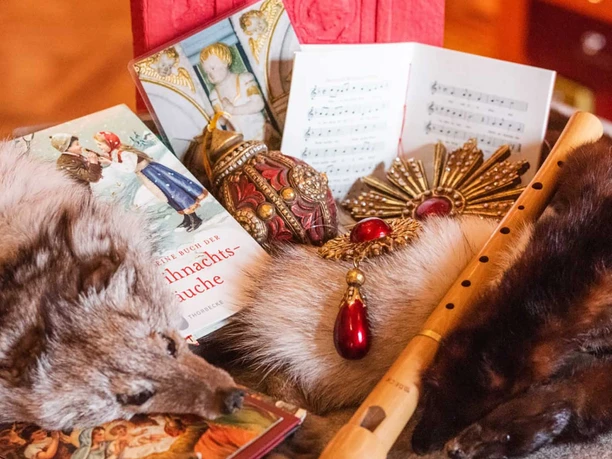 Barocke Weihnachtsdekoration mit Noten, Schmuck und Fell im Celler Schloss