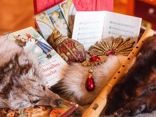 Barocke Weihnacht im Celler Schloss – festliche Details Barocke Weihnachtsdekoration mit Noten, Schmuck und Fell im Celler Schloss