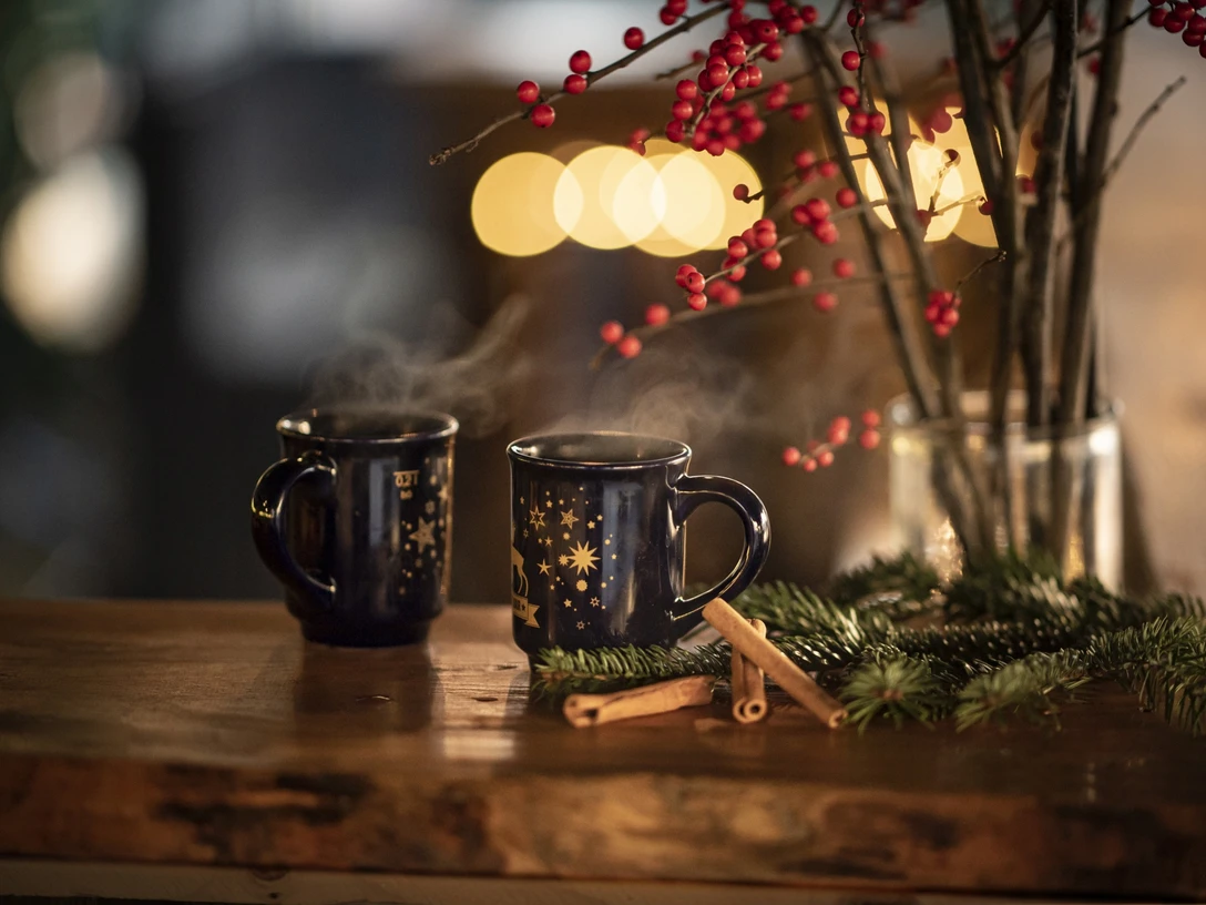 Glühweinstand auf dem Weihnachtsmarkt Glühweinstand auf dem Weihnachtsmarkt