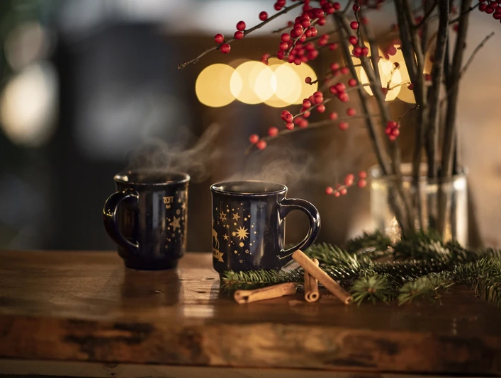 Glühweinstand auf dem Weihnachtsmarkt Glühweinstand auf dem Weihnachtsmarkt