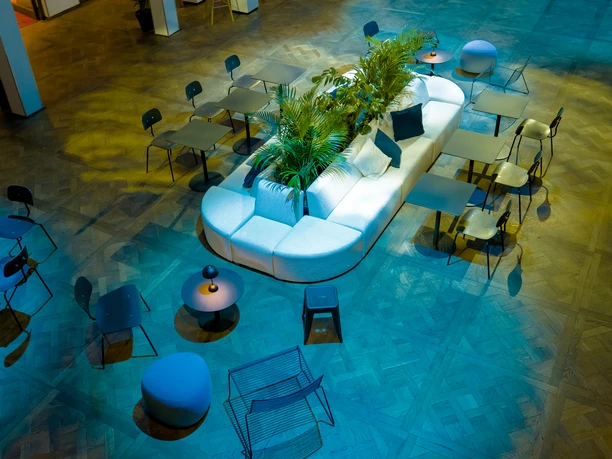 Rent.Group Frankfurt Eichenberger GmbH – Mixed seating Gedämpft beleuchteter Raum mit zentraler Sitzinsel und zusätzlicher Bestuhlung.