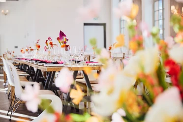 Rent.Group Frankfurt Eichenberger GmbH - Tischdekoration Festlich modern dekorierte Tafel mit arrangiertem Blumenschmuck.