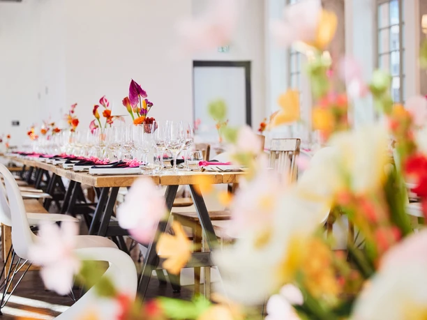 Rent.Group Frankfurt Eichenberger GmbH - Tischdekoration Festlich modern dekorierte Tafel mit arrangiertem Blumenschmuck.