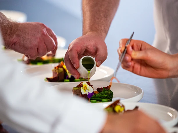 FLOW THE KITCHEN - Serving dishes Plated dishes on white plates, ready to serve.