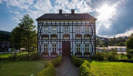 Pfarrhaus in der Ortsmitte Fleckenbergs