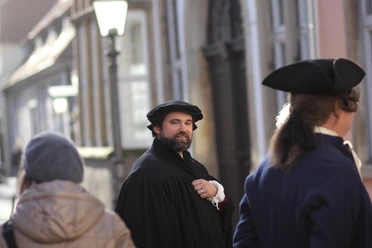 Reformation Auf dem Bild sieht man zwei Männer die passend zur Reformation gekleidet sind.