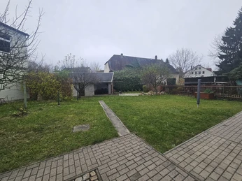 Garten von Hintertür aus