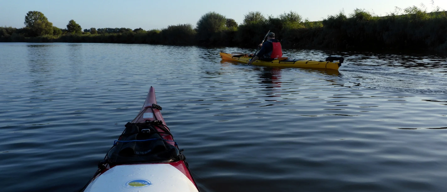 Kanufahrer_auf_der_Oste_Dr.LarsKlueser_CC-BY-SA.jpg