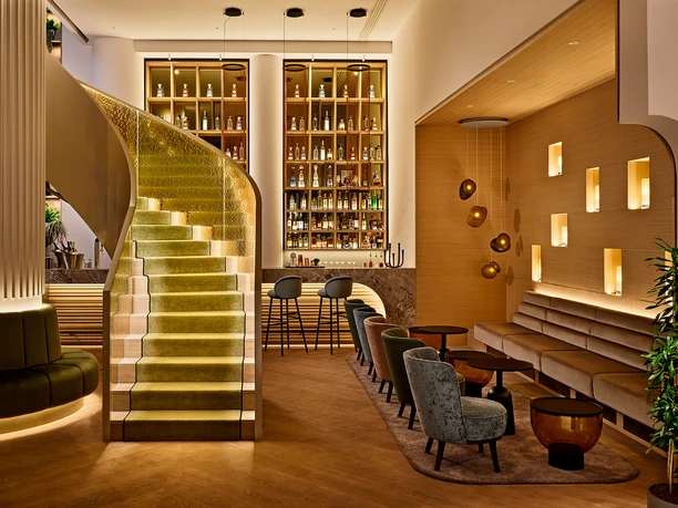 JW Marriott Hotel Frankfurt - Bar Elegante Bar mit goldener Wendeltreppe.