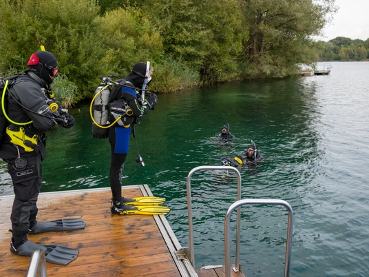 Vier_Taucher_vor_Tauchgang_am_Einstieg_B.Otten_CC-BY.jpg