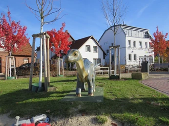 Spielplatz Am Markt (4).JPG Dinofigur auf dem Spielplatz am Markt