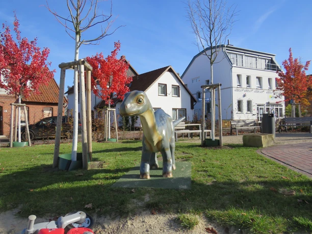 Spielplatz Am Markt (4).JPG Dinofigur auf dem Spielplatz am Markt