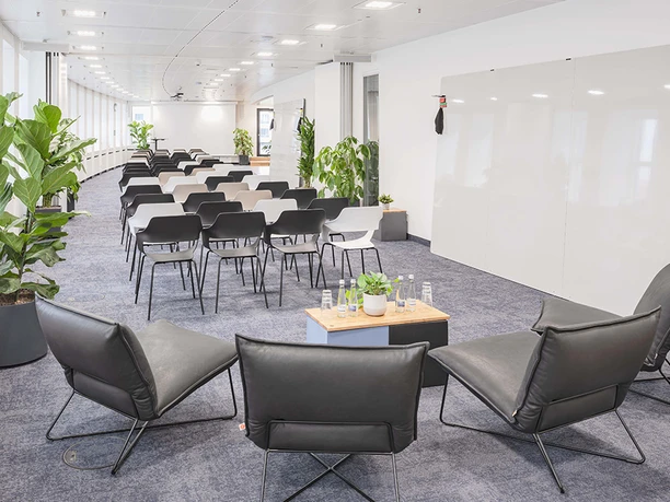 memox Frankfurt Messe - Lounge-Bereich Langer Raum mit Stuhlreihen und Lounge-Bereich.