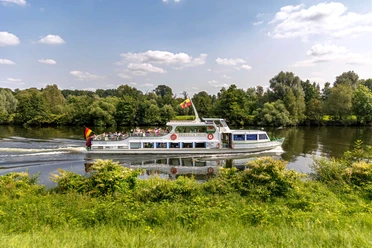 Linienfahrt im Ruhrtal, Weiße Flotte Mülheim an der Ruhr Schiff mit Aufschrift „MS Friedrich Freye” fährt im Sommer auf einem Fluss durch das Mülheimer Ruhrtal