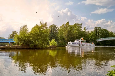 Linienfahrt am Kahlenberg, Weiße Flotte Mülheim an der Ruhr Schiff mit Aufschrift „MS Friedrich Freye” fährt im Sommer auf einem Fluss vorbei am Kahlenbergwehr in Mülheim