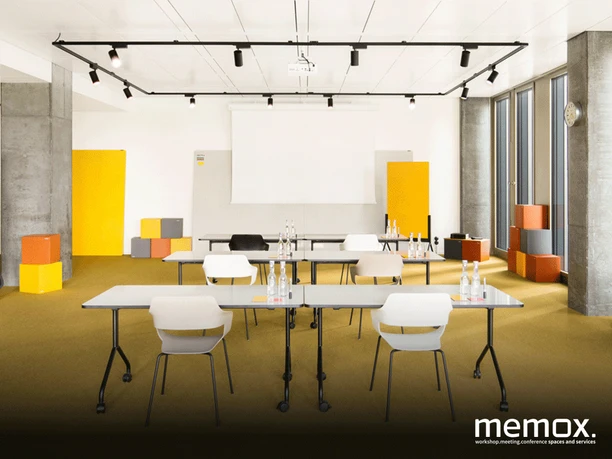 memox Frankfurt Taunusanlage - Meetingraum Heller Meetingraum mit gelbem Teppich und Tischen.