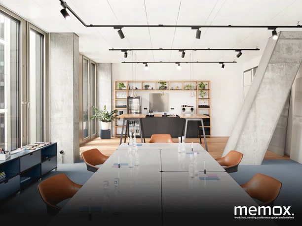 memox Frankfurt Taunusanlage - Moderner Meetingraum Moderner Meetingraum mit Beton und Teeküche.