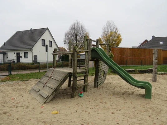 Spielplatz Amselweg(8).JPG Klettergerüst am Spielplatz Amselweg