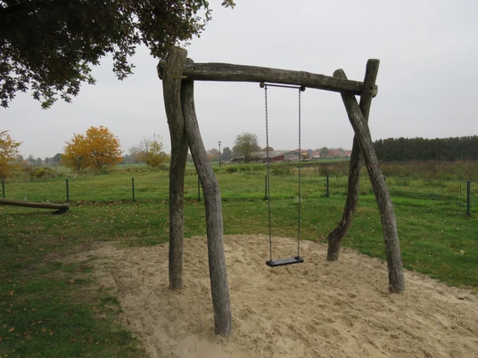 Spielplatz Katzhagen (1).JPG Schaukel am Spielplatz Amselweg