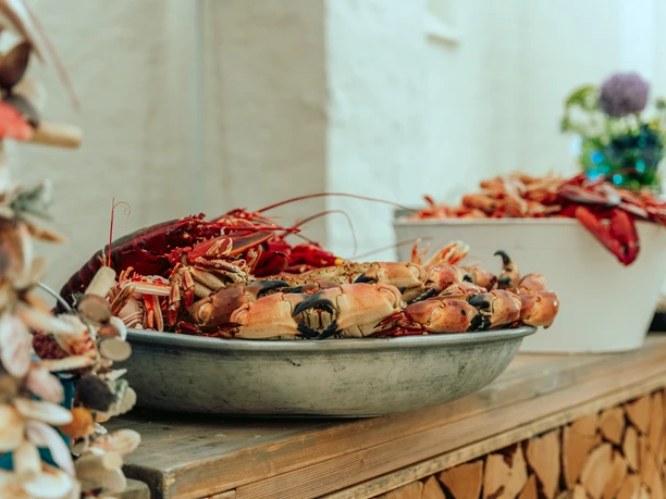 WISAG Event Service GmbH & Co. KG - Lobster platter A bowl of lobster, decorated on a sideboard.
