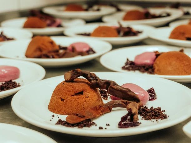 WISAG Event Service GmbH & Co. KG - Dessert Mehrere angerichtete Dessertteller werden präsentiert.